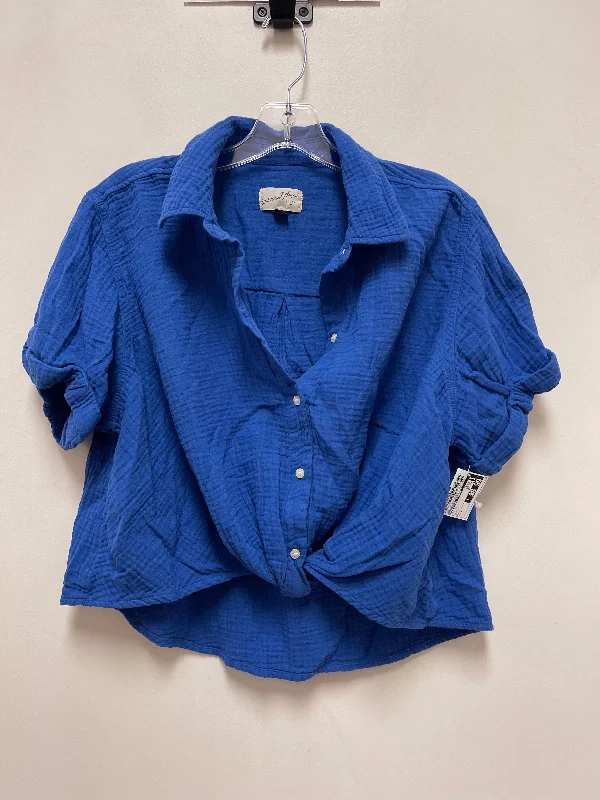 Top Short Sleeve By Universal Thread In Blue, Size: M Adventure